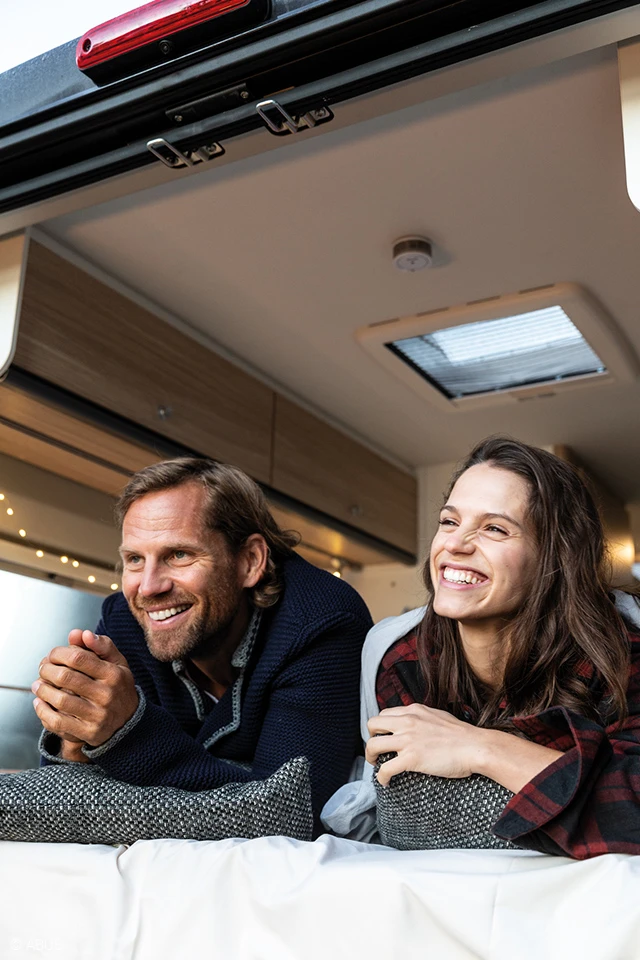 Hij wordt aan het plafond bevestigd en beschermt tegen brand en rook in de caravan en kan een leven redden: onze mini-rookmelder © ABUS