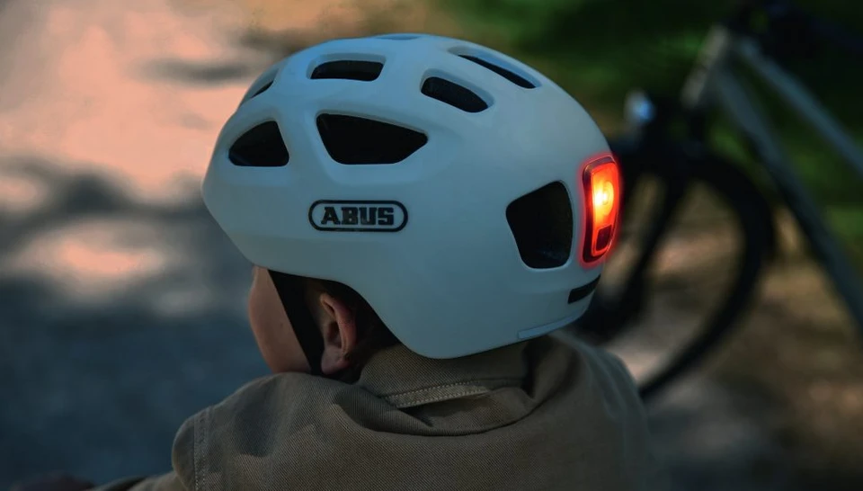 Rear view of the YOUN-I 3.0 with a white illuminated rear light © ABUS