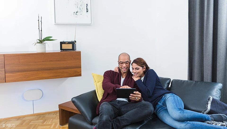 Le système d'alarme ABUS Do-It-Yourself vous guide à travers l'installation, l'utilisation et la maintenance via une application. © ABUS