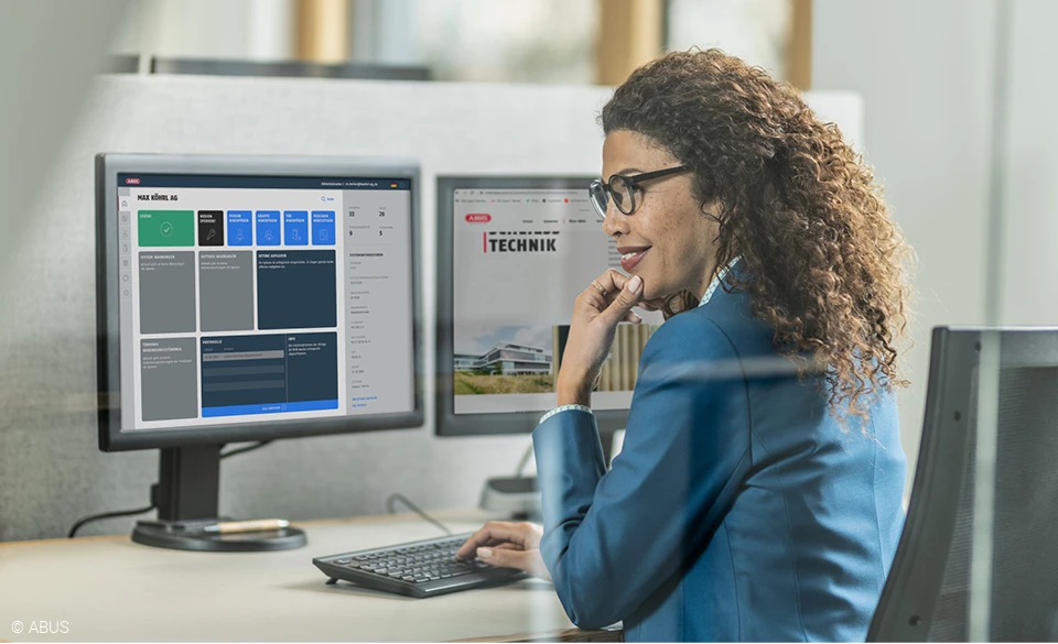 Une femme est assise devant un écran montrant le plan de fermeture de TECTIQ.
