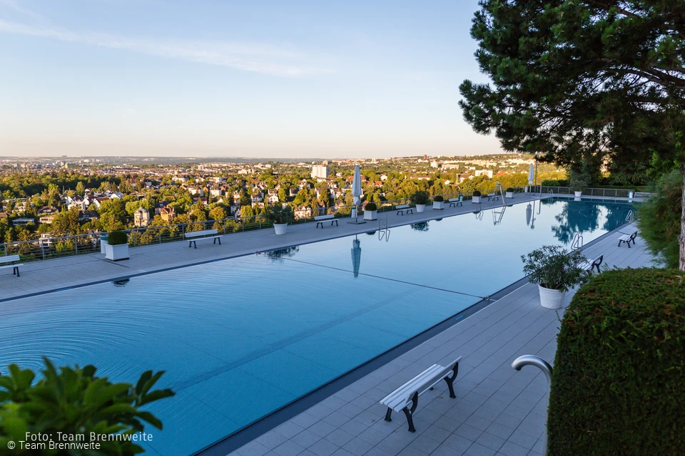 Relax and swim with a view of Wiesbaden © Team Brennweite
