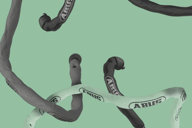 Coffre-fort à chaîne 6807C en gris et menthe sur fond vert © ABUS