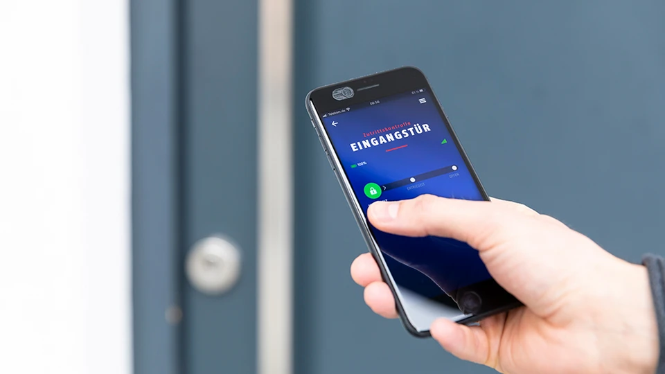 Ontgrendel en vergrendel de deur eenvoudig via de app - met het slimme HomeTec Pro Bluetooth® deurslot © ABUS