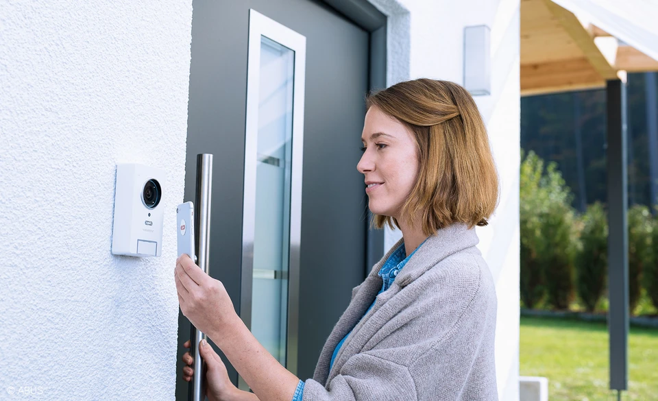 Grâce à notre interphone vidéo Wi-Fi, vous pouvez voir et entendre à l'avance qui se présente à la porte © ABUS