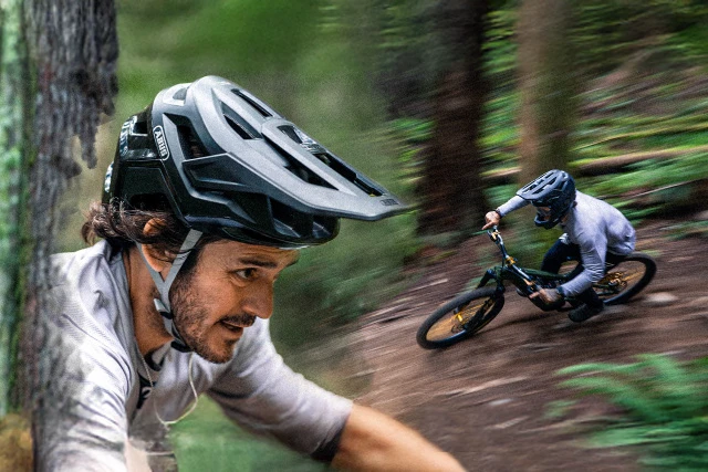 MTB-helm TARGON tijdens het mountainbiken op een snelle bospadtrail © ABUS