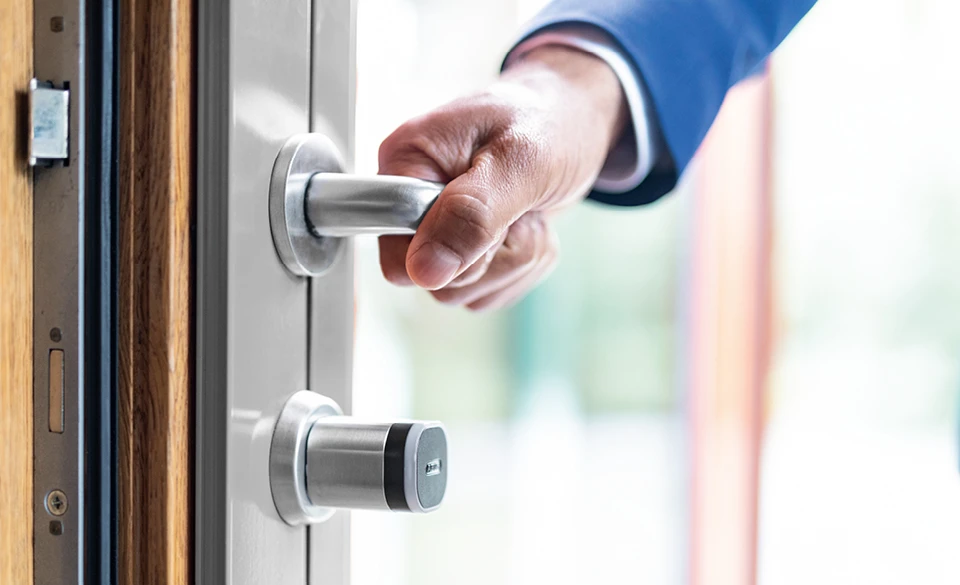 Mann öffnet Eingangstür