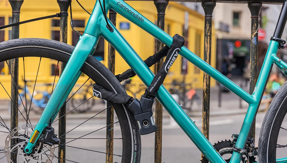 The YARDO 7807F secures a bicycle © ABUS