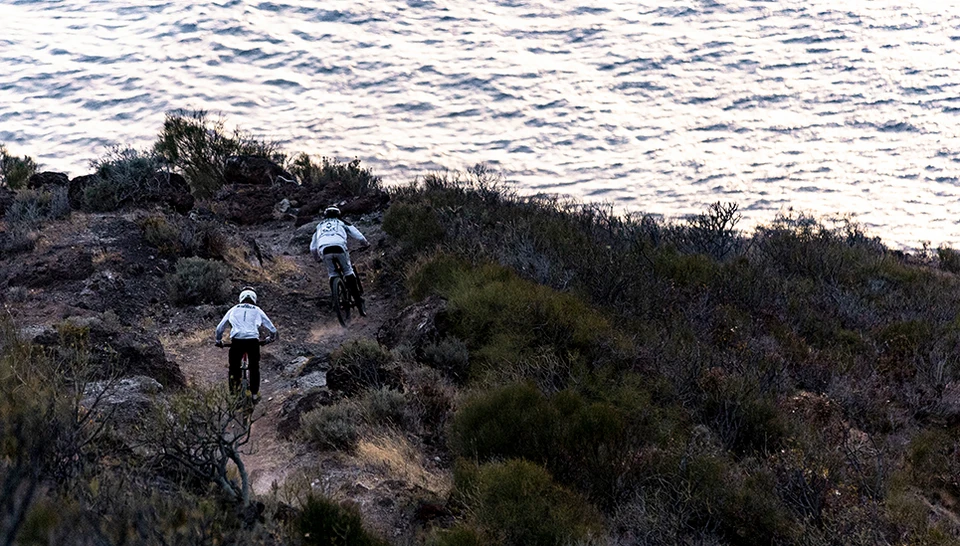 Immer Richtung Küste: Gabriel Wibmer und Cédric Gracia auf La Palma ©ABUS