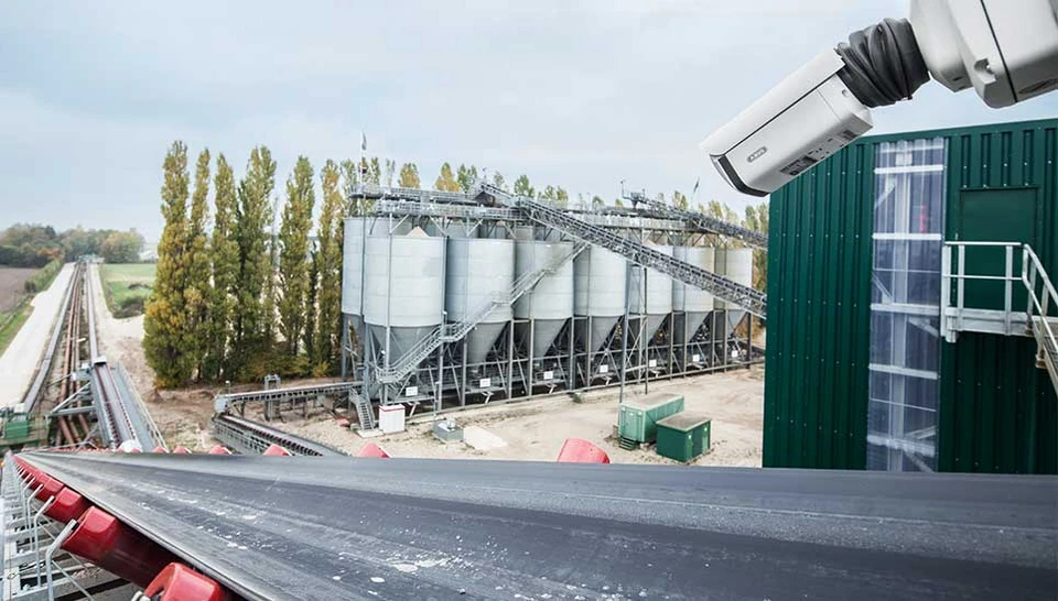 The conveyor belts are under close observation during the transport of the bricks. © ABUS