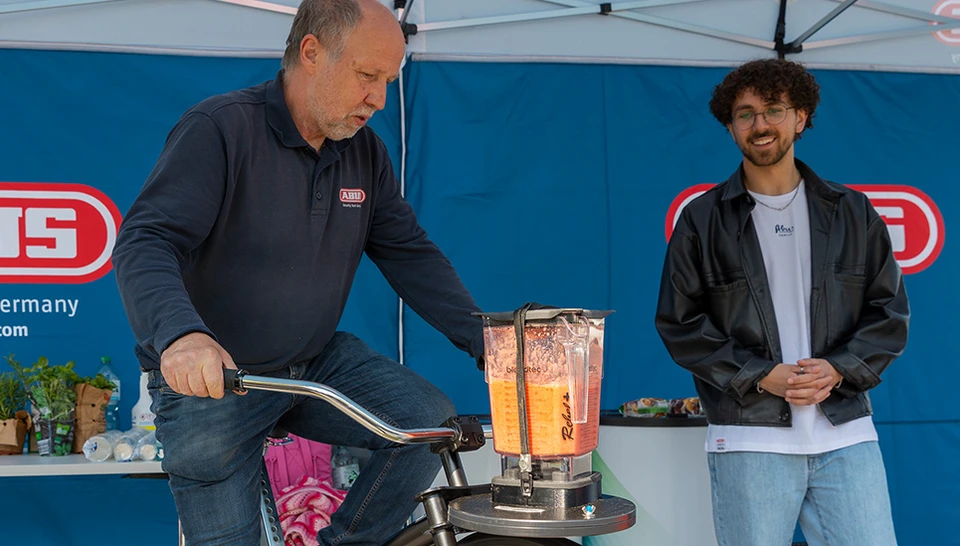 In die Pedale treten lohnt sich: mit dem Smoothie-Bike © ABUS
