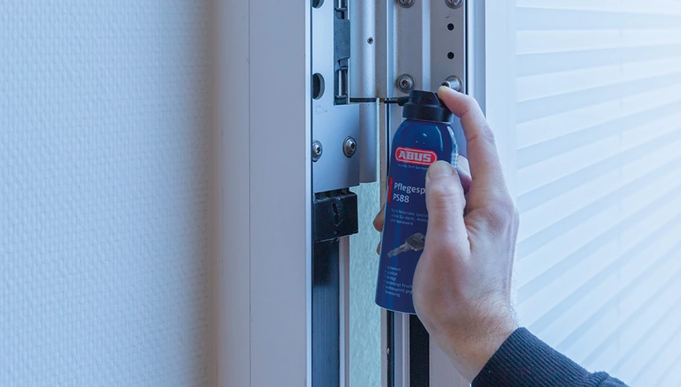 Gegen Quitschen und Knarren – die ABUS Pflegesprays © ABUS