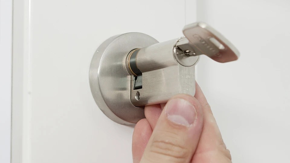 Colocaci&oacute;n del nuevo cilindro de puerta &copy; ABUS