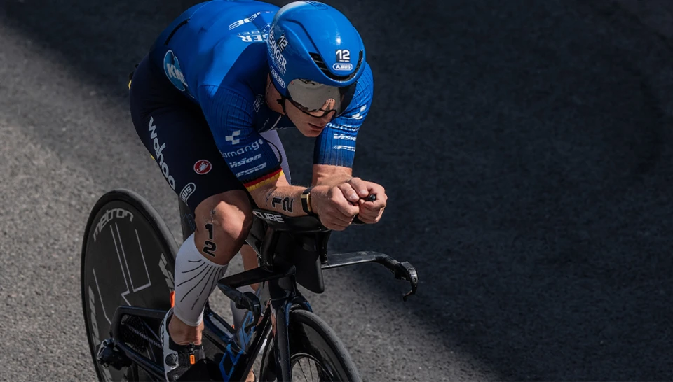 Athlet Frederic Funk mit einem blauen ABUS GameChanger TT Helm © ABUS