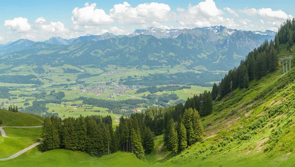 Die grüne Landschaft der Hörnerbahn