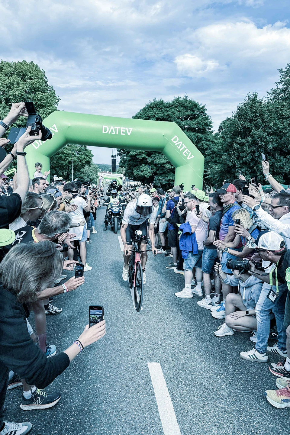 Jonas Schomburg med den nya ABUS TT-hjälmen © Niklas Vogel