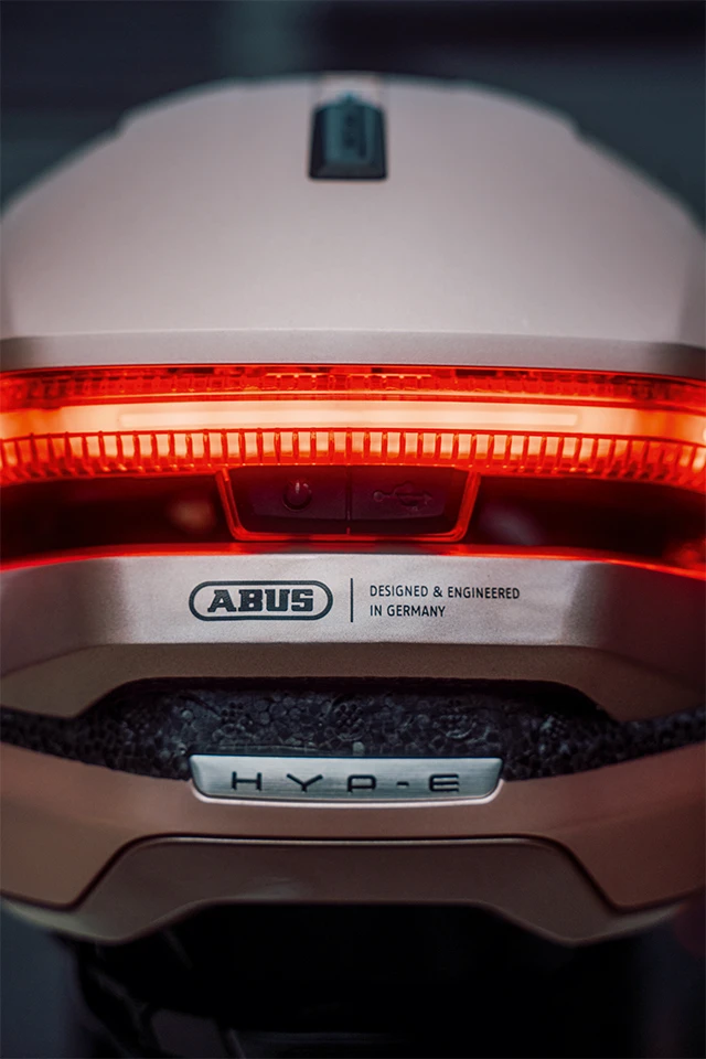 Primo piano della parte posteriore del casco urbano HYP-E bike con luce LED rossa integrata © ABUS