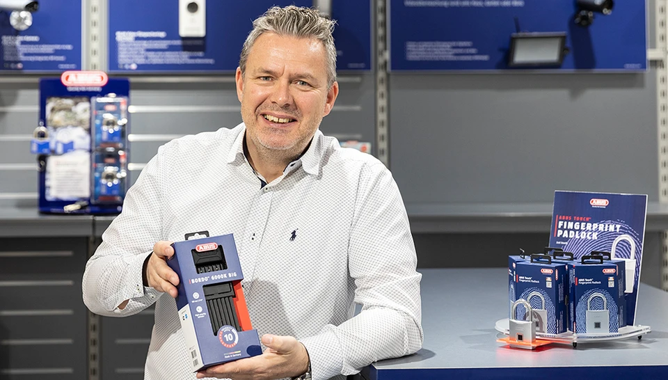 Meik R&uuml;tten vom ABUS Verpackungsmanagement pr&auml;sentiert eine neue, nachhaltigere Verpackung. &copy;ABUS