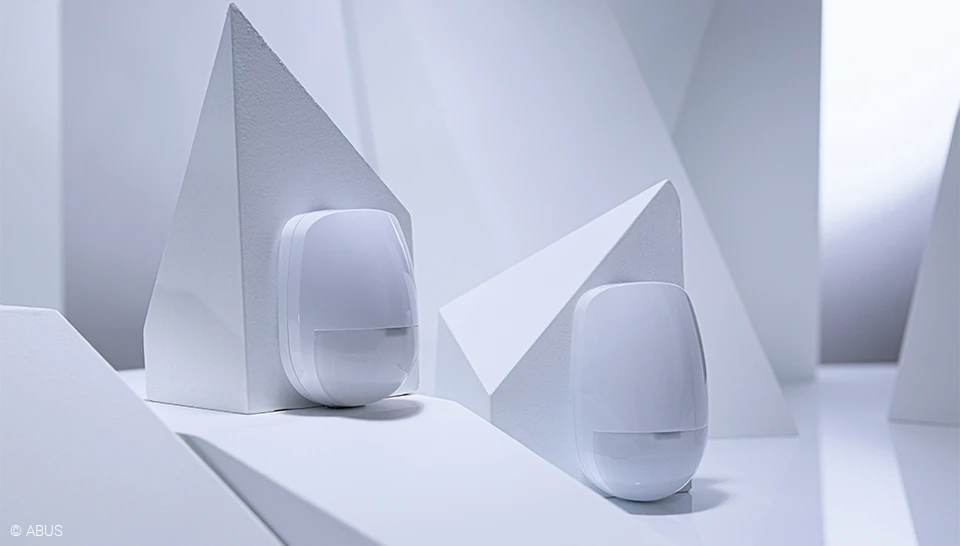 Il rilevatore di movimento a filo immune agli animali domestici sorveglia gli ambienti in modo particolarmente sicuro grazie alla protezione anti-intrusione © ABUS