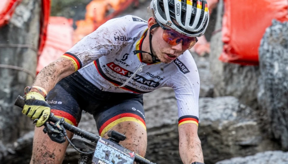 Ein Mitglied des Lexware Team mit einem weißen ABUS Helm © ABUS