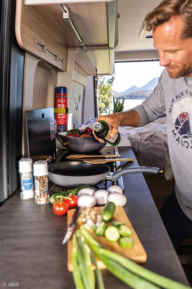 Building a fire? This can get a bit tricky in a camper van. Better have the fire extinguisher to hand while cooking © ABUS