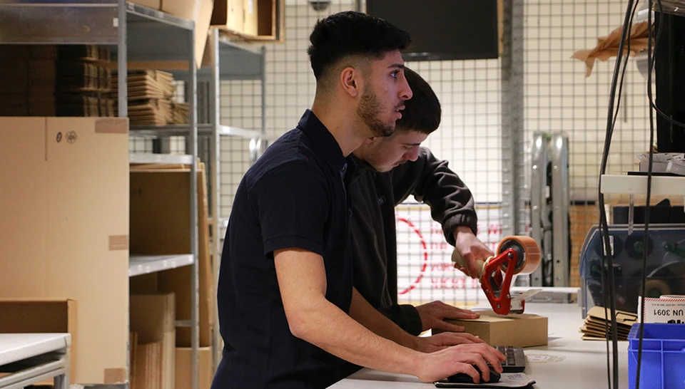 Unternehmensalltag - Verpackung und Versand © ABUS