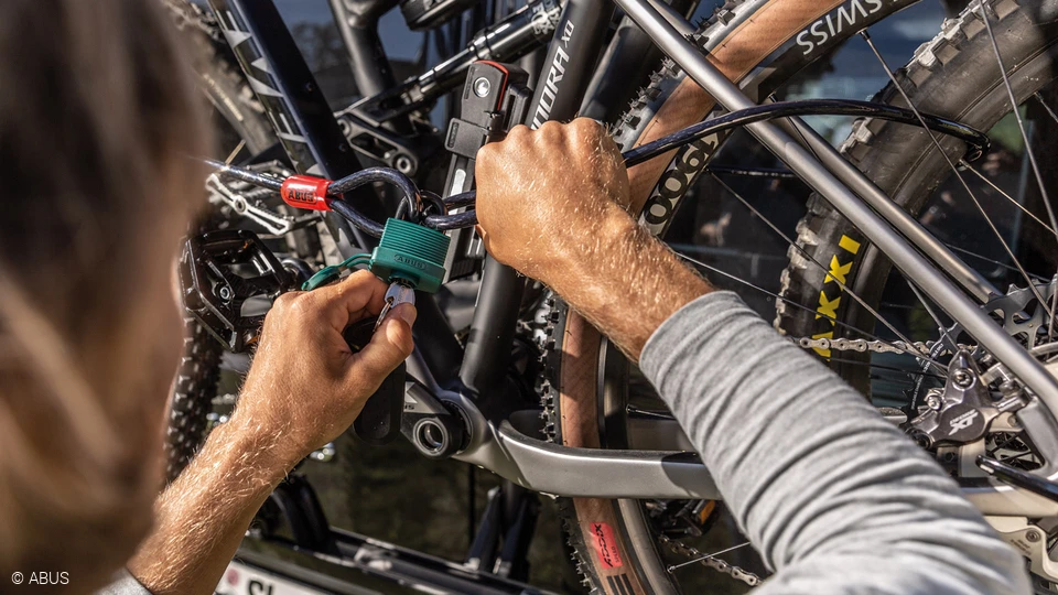 Lock the wheels on the luggage rack or somewhere else? Secure your luggage reliably with our Cobra steel cable and a padlock © ABUS