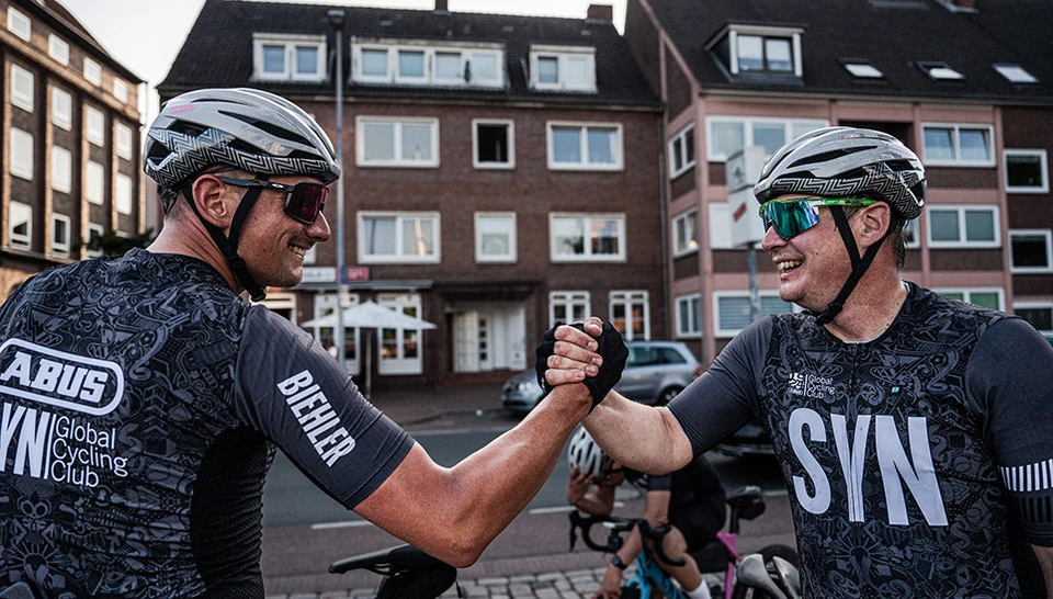 Glede og sorg: Teamet når Emden etter 300 kilometer. ©Nils Längner