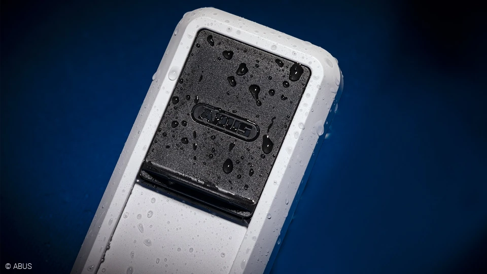 Das Verdeck schützt den Sensor zuverlässig vor Regen © ABUS