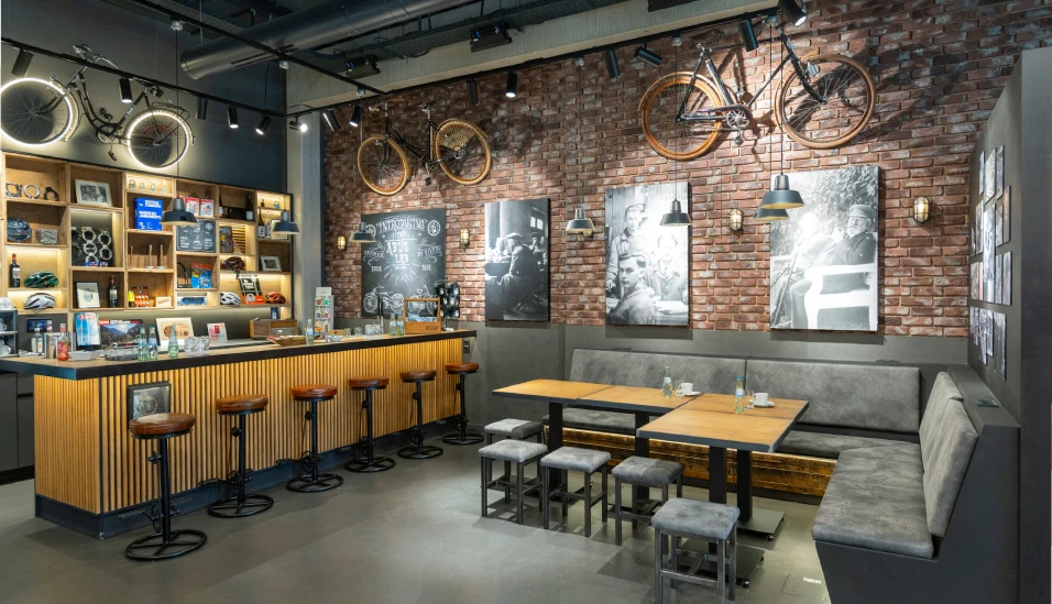 Moderne Sitzecke und Ausstellung im "Retro Café" © ABUS
