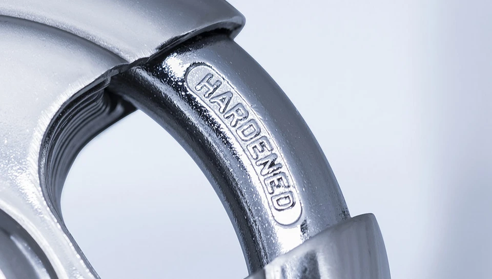 Diskuslåsets bygel med texten ”HARDENED” © ABUS