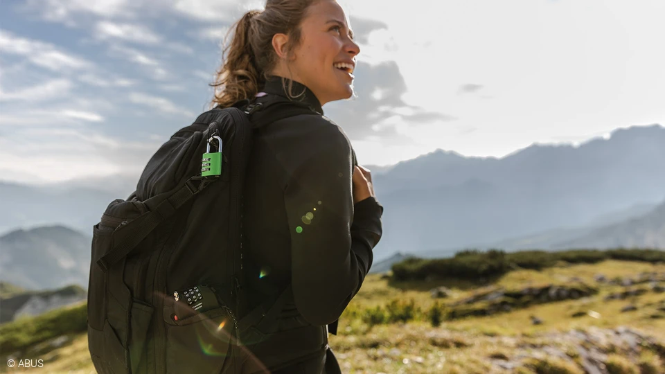 Don't let your smartphone or money get stolen. Secure your backpack from thieves! © ABUS