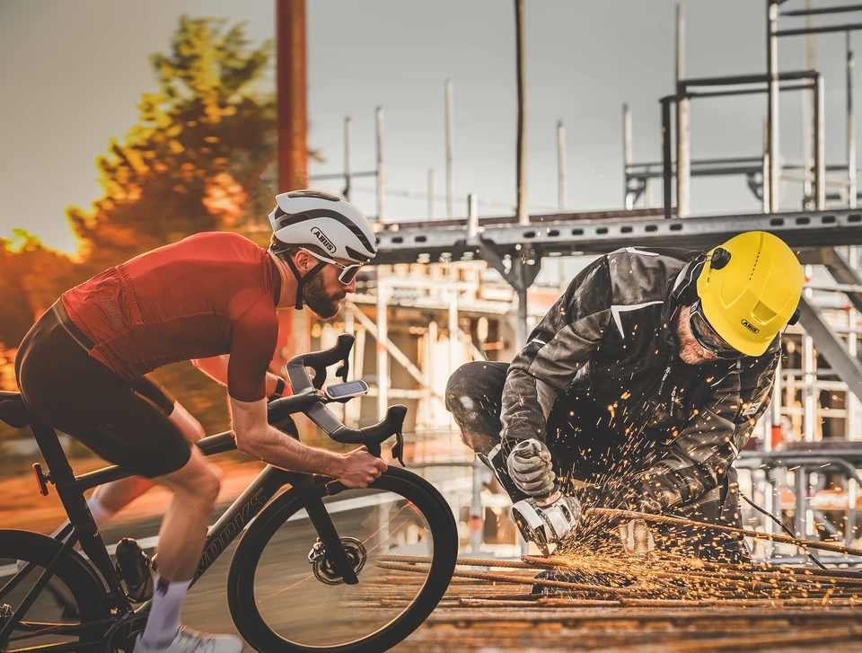 Deux images fusionnent : à gauche, un coureur cycliste avec le GameChanger 2.0 sur la tête et à droite, un ouvrier de chantier portant le Scator © ABUS
