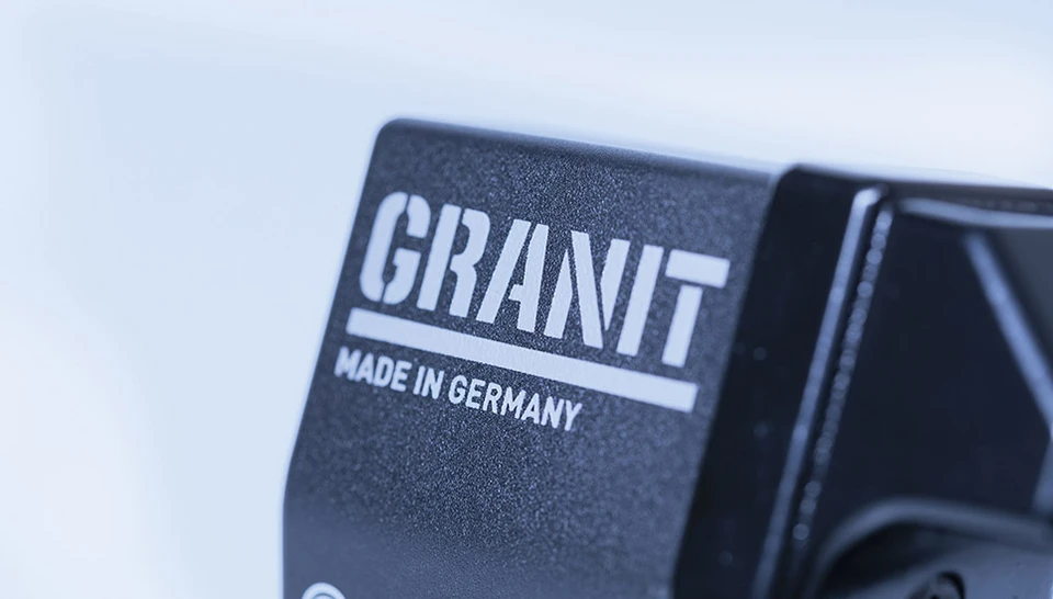 Das Granit mit der Aufschrift „Made in Germany“ © ABUS