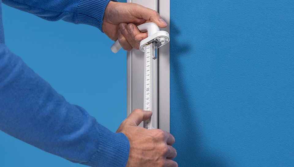 Dismantling and measuring the old window handle &copy; ABUS