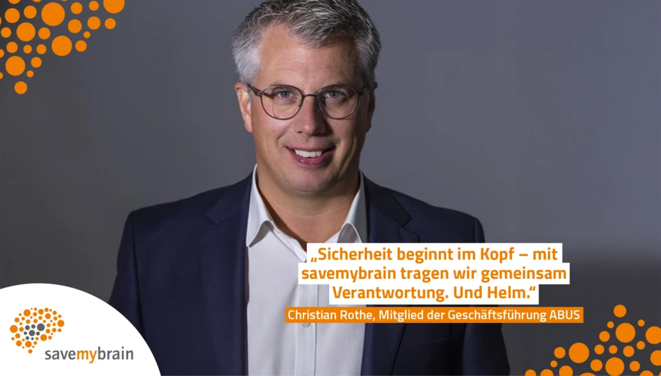 Portr&auml;t von Christian Rothe, Mitglied der Gesch&auml;ftsf&uuml;hrung von ABUS, vor neutralem grauem Hintergrund &copy; ABUS
