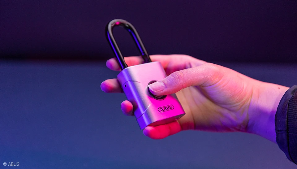 Grâce au capteur à 360°, l'ABUS Touch™ 57 détecte le doigt dans n'importe quelle position © ABUS