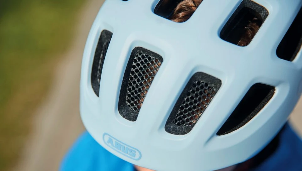 Close-up of the ventilation slots on the YOUN-I 3.0 cycle helmet in powder blue © ABUS