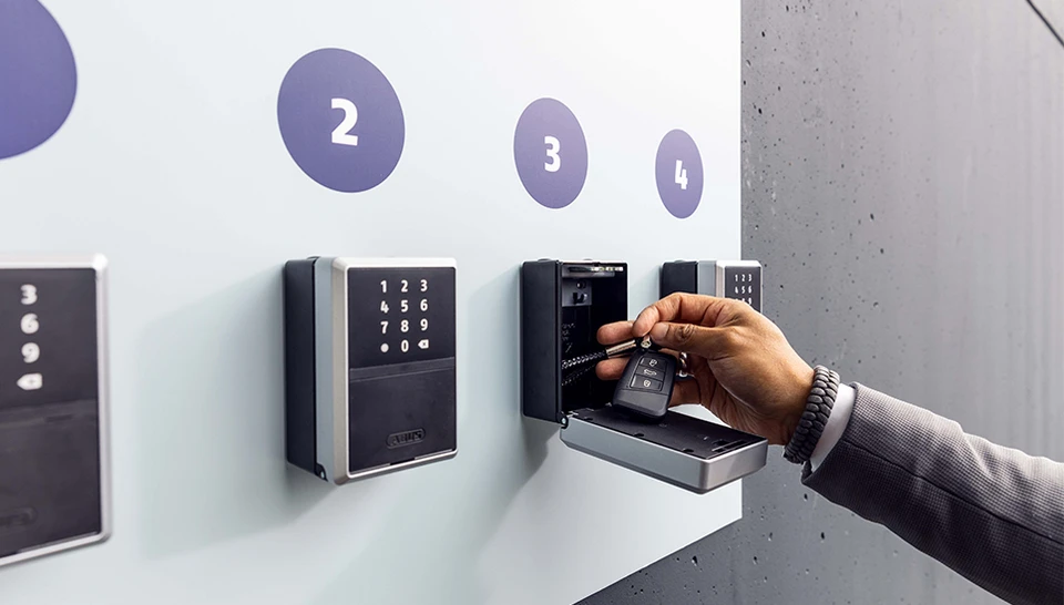 Car keys can also easily be stored in the Smart KeyGarage™. © ABUS