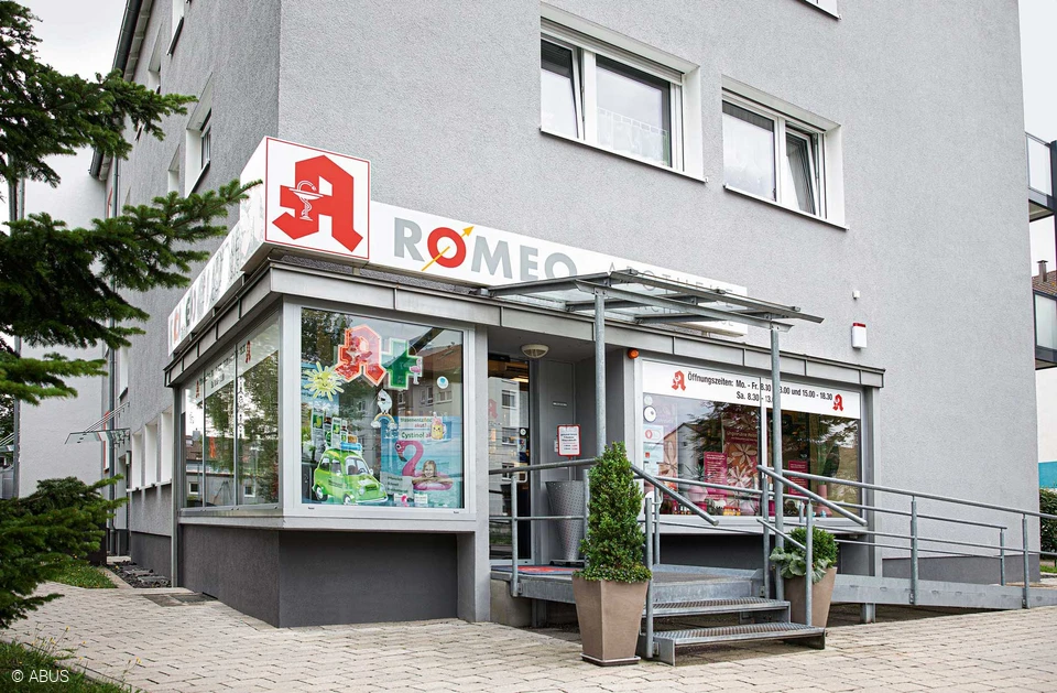 Die zweite Romeo Apotheke wurde 2006 von Inhaber Mathias Walter eröffnet. Beide Fillialen können dank der SecVest Funk-Alarmanlage bequem per App überwacht werden. © ABUS