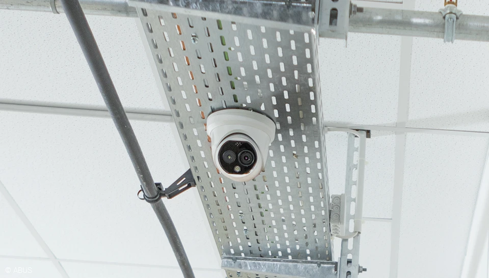 Behalten auch im Firmengebäude alles im Blick - die Überwachungskameras von ABUS © ABUS