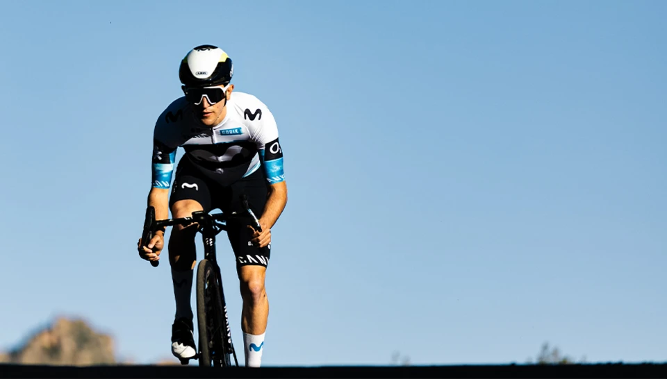 Ein Athlet des Movistar Team mit einem ABUS Helm © ABUS