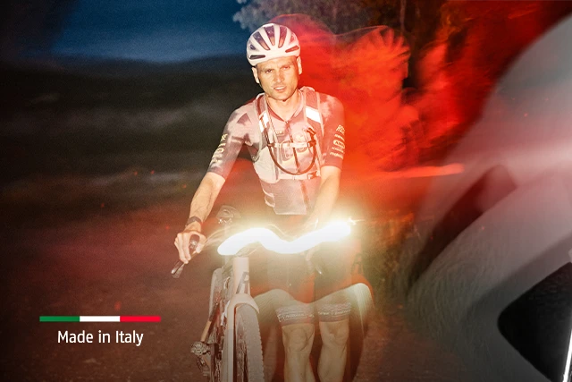 Paul Voss mit einem Gravel bike und dem Taipan Fahrradhelm bei Nacht © ABUS