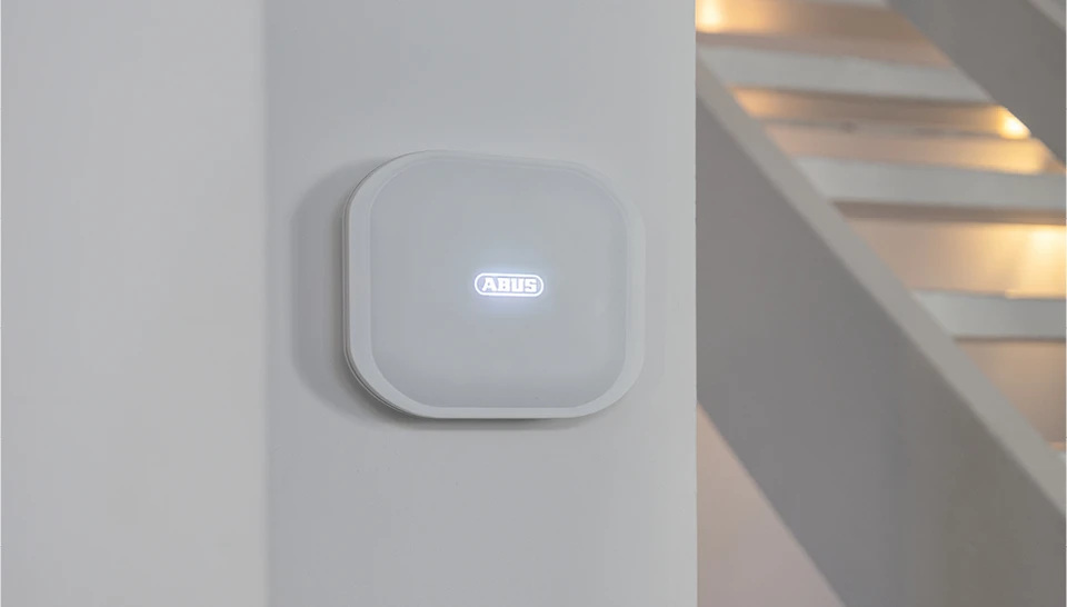 Comfion Pro Zentrale an Wand, ABUS Logo leuchtet weiß