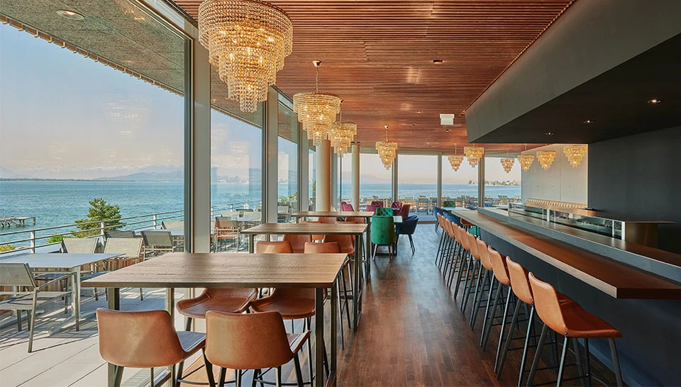 Ya sea en la sauna o durante una visita al restaurante con vistas al lago de Constanza, el sistema patentado Intellitec ofrece a los huéspedes y al personal la mejor protección posible. © Therme Lindau GmbH | David Matthiessen