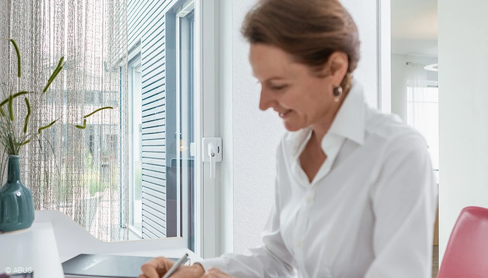 Beskyt dit vindues håndtagsside med vinduesgrebslåsen FO500N © ABUS