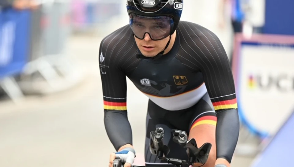 Athlet Pierre Senska mit einem schwarzen ABUS Helm © ABUS