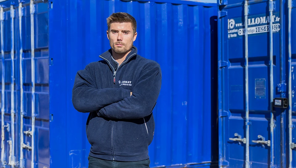 Romain Bruneau, responsable d'une agence de location de conteneurs en France, recommande les produits ABUS. © ABUS
