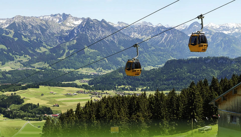 Die Landschaft der Hörnerbahn mit Gondeln und einer Hütte