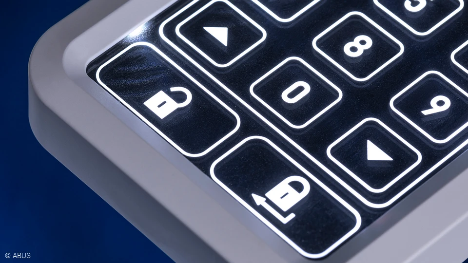 Mit der Tastatur zu unserem smarten Türschloss entriegeln Sie ganz einfach Ihren Türschlossantrieb © ABUS
