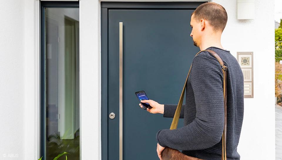 Wystarczy odblokować i zablokować drzwi za pomocą aplikacji - dzięki inteligentnemu zamkowi HomeTec Pro Bluetooth® © ABUS